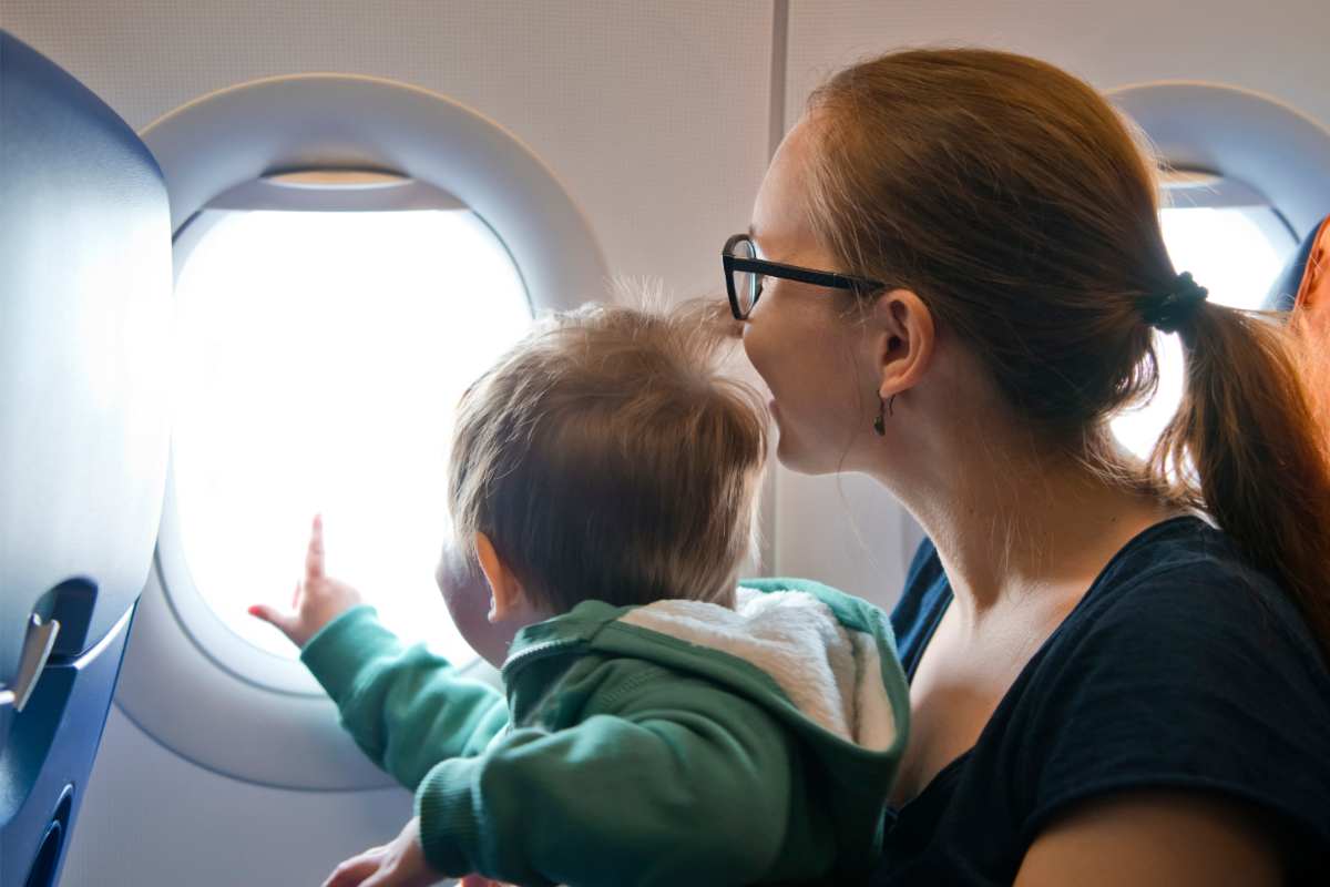 Donna bambino aereo