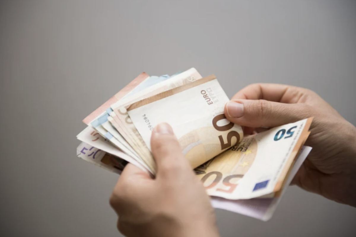 Il governo ha stanziato complessivamente circa 3 miliardi di euro per sostenere famiglie e imprese di fronte all’aumento dei prezzi energetici.