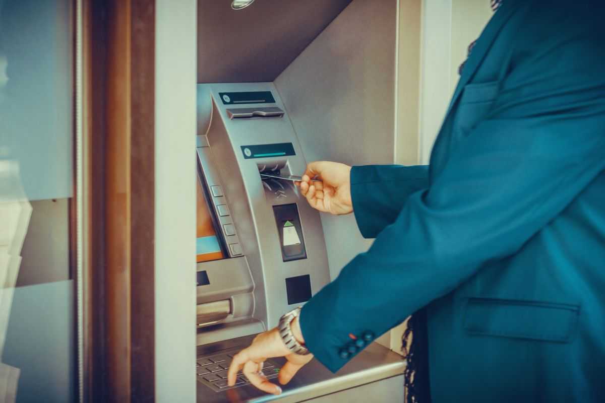 come cambiano i prelievi al bancomat
