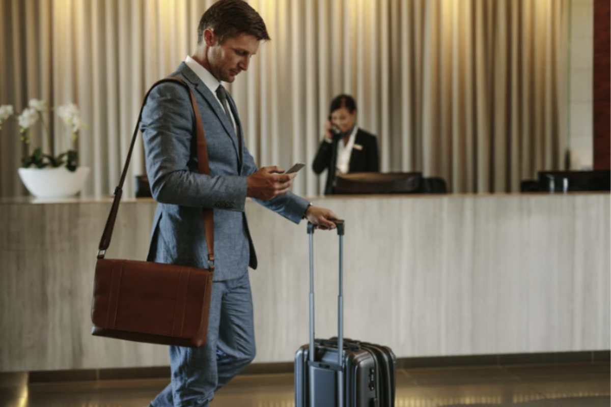 Quando si viaggia fuori dall’Italia, la gestione delle spese diventa più complessa, soprattutto per quanto riguarda la telefonia mobile e i pagamenti in valuta estera