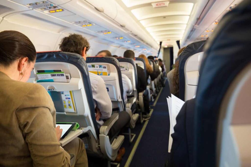 Indossare jeans in aereo, rischi