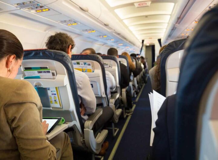 Indossare jeans in aereo, rischi