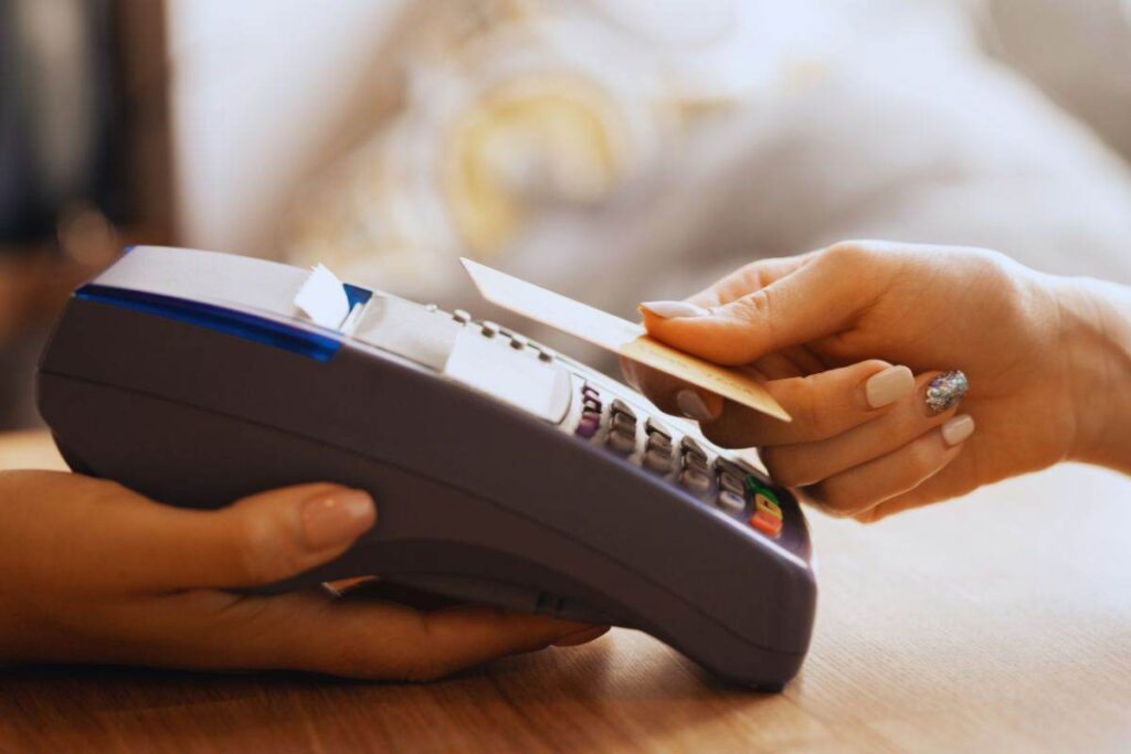 pagare con la carta o in contanti?