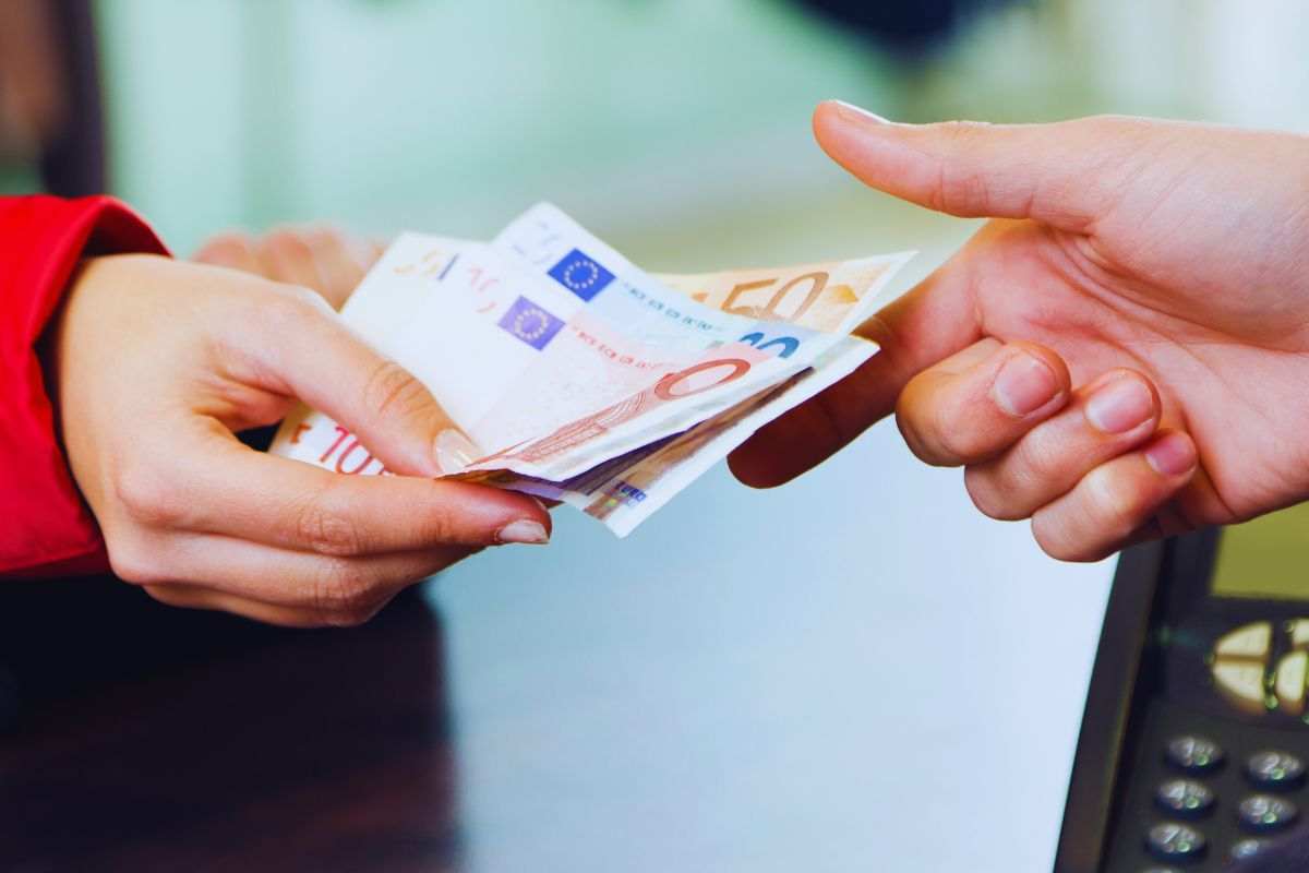 Con carta o in contanti: come è meglio pagare?