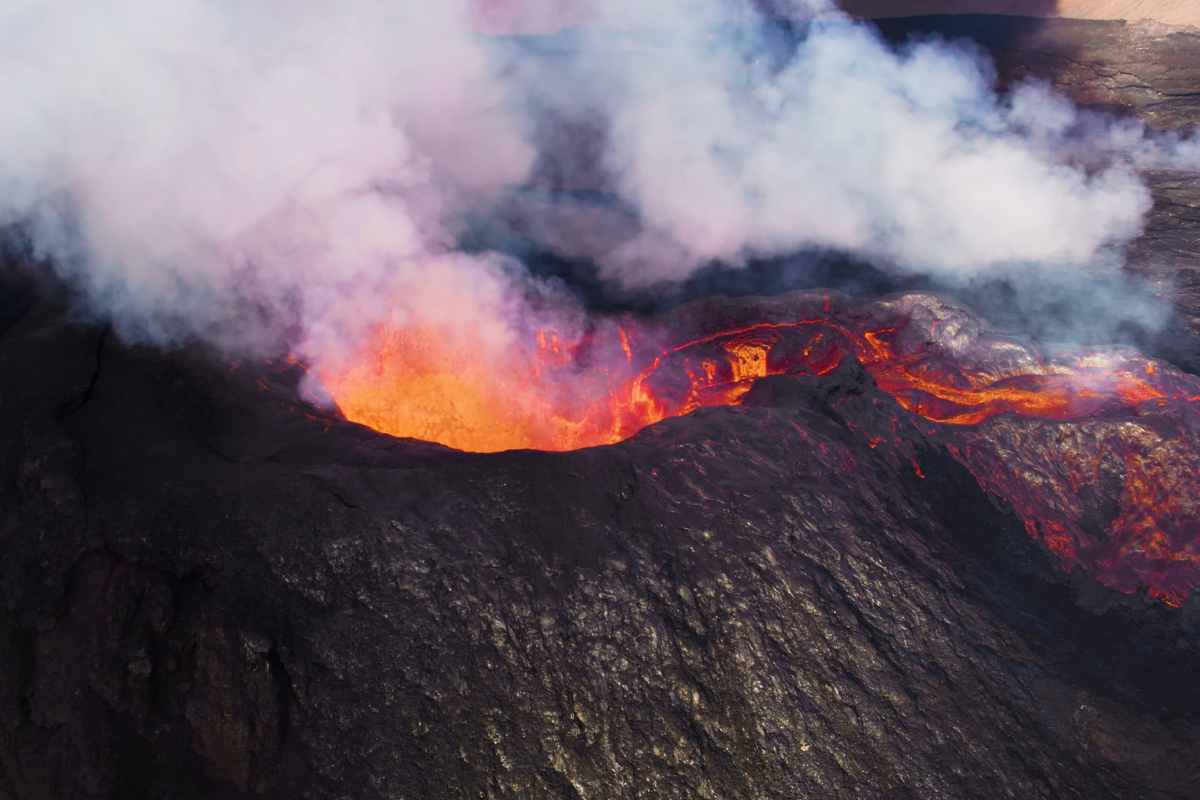 vulcano sottomarino eruzione