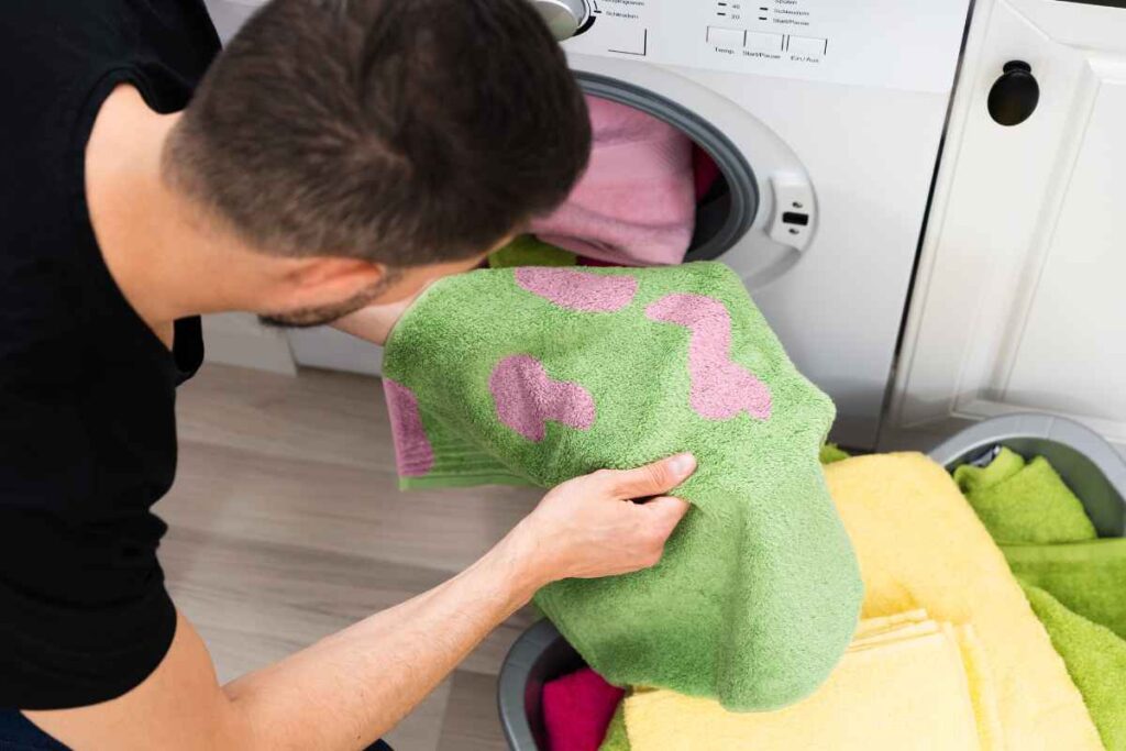 come eliminare aloni vestiti