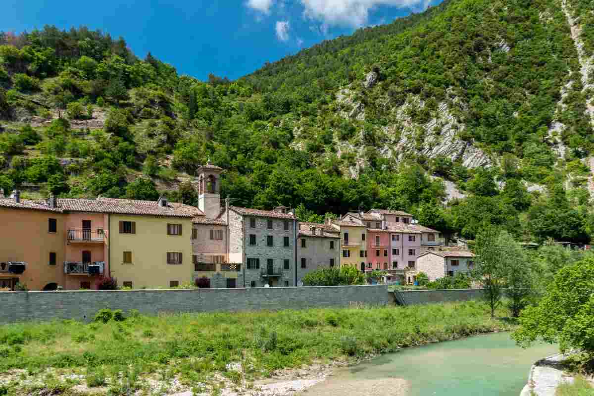 il paese dei brutti: scopri piobbico nelle marche