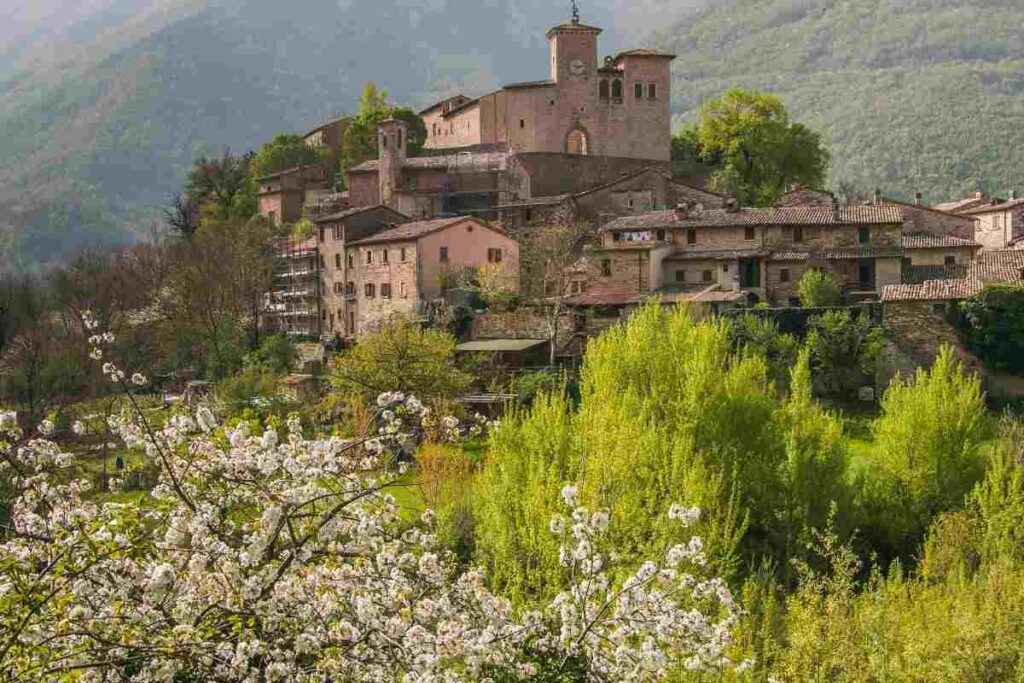 il paese dei brutti: scopri piobbico nelle marche