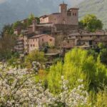 il paese dei brutti: scopri piobbico nelle marche