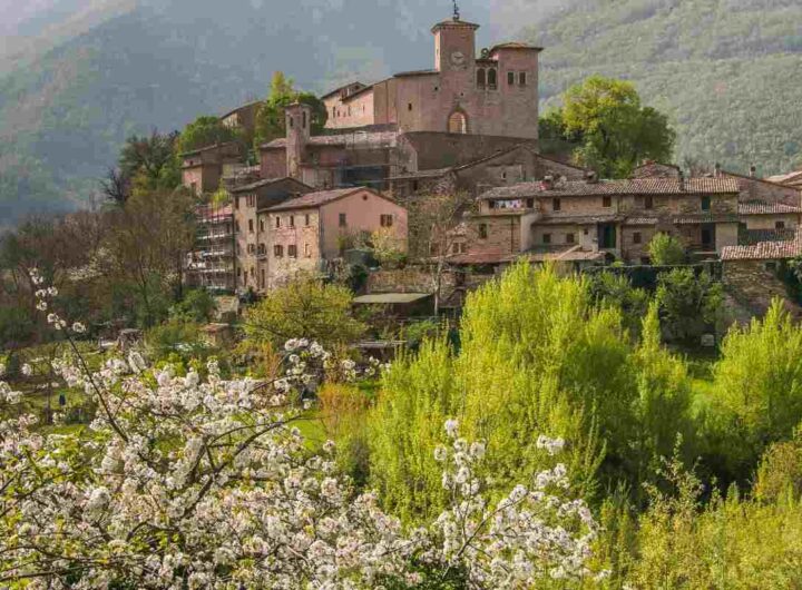 il paese dei brutti: scopri piobbico nelle marche
